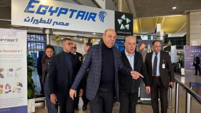  وزير الطيران المدني يقوم بجولة تفقدية بمطار القاهرة الدولي لمتابعة انتظام حركة التشغيل والتأكد من انسيابية الإجراءات وجودة الخدمات المقدمة للمسافرين