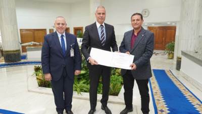 إنجـــاز هندسى استثنائى بأيدٍ مصرية.. رئيس الشركة القابضة لمصر للطيران يكرم فريق صيانة الطائرات بعد نجاحهم فى تنفيذ أحد أعقد التعديلات الهيكلية لطائرات B737-800