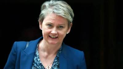 وزيرة الخارجية البريطانية إيفيت كوبر ترحب بوقف إطلاق النار وتدعو لاستعادة الاستقرار وحرية الملاحة