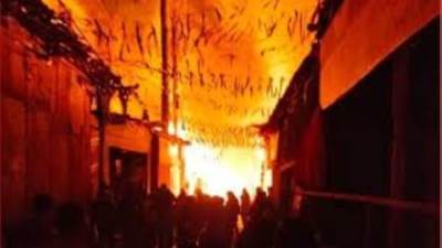 سيارات إطفاء تحاصر حريقًا هائلًا داخل مخزن أخشاب بمؤسسة الزكاة