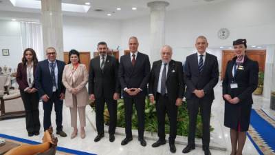 مصر للطيران تستقبل وفد نقابة المهن التمثيلية لتعزيز التعاون بين الجانبين