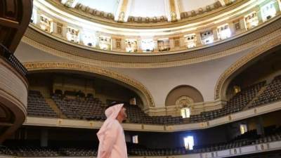 بين جدرانه حكايات.. سفير الإمارات يستحضر تاريخ الإبداع بمسرح جامعة القاهرة