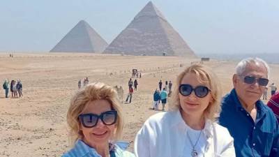 رئيس الاتحاد الدولي لرفع الأثقال وأسرته في زيارة للأهرامات.. وانبهار عالمي بسحر الحضارة الفرعونية