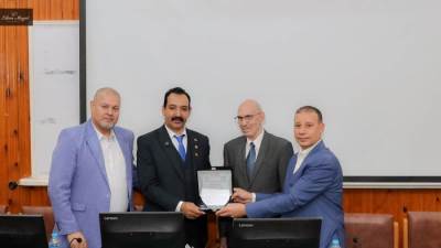 في زراعة الزقازيق .. نائب رئيس جامعة الزقازيق يكرم اللقاني لاختياره أفضل استشاري اقتصاد زراعي 