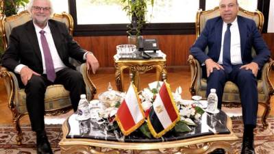 وزير الطيران المدني يبحث مع سفير بولندا لدى مصر سبل تعزيز الحركة الجوية والسياحية بين البلدين