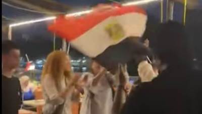 غناء وفرحة الشعب المصري العظيم بوديدا نيل العجوزه بفوز المنتخب المصري وتأهله لدور الـ١٦ لكأس العالم