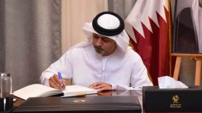سفير الإمارات لدى جامعة الدول العربية يقدم واجب العزاء في وفاة الشيخ حمد بن خليفة آل ثاني بمقر سفارة قطر بالقاهرة