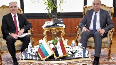 وزير الطيران المدني يستقبل سفير بلغاريا لبحث سُبل التعاون المشترك في مجال النقل الجوي