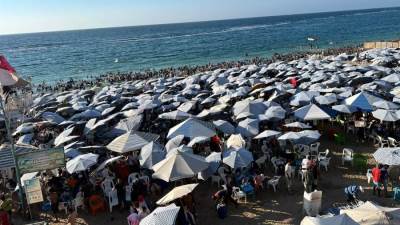 أكثر من 2 مليون و150 ألف زائر بشواطئ الإسكندرية في أول جمعة بعد انتهاء امتحانات الثانوية العامة