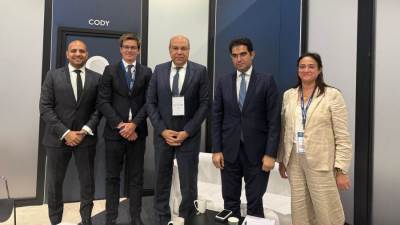 وزير الطيران المدني يبحث مع القائم بأعمال المفوض التجاري البريطاني لشئون أفريقيا فرص جذب وتنمية الإستثمارات