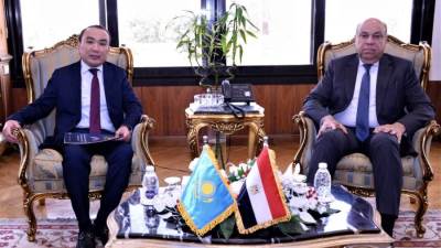 وزير الطيران المدني يبحث مع سفير كازاخستان تعزيز الربط الجوي وتنشيط الحركة السياحية بين البلدين