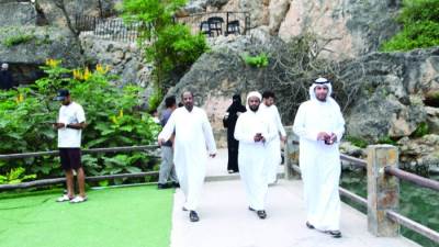 العيون المائية وسحر الطبيعة الخلابة في خريف ظفار مقصد للزوار والجذب السياحي