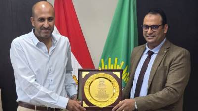 إدارة الشروق التعليمية تكرم رئيس جهاز المدينة 