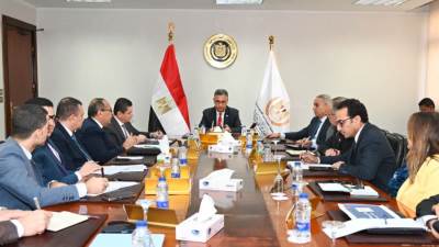 وزير التموين يترأس غرفة عمليات متابعة تنفيذ مبادرة خفض أسعار السلع ويوجه بتكثيف ضخ السلع والتوسع في المنافذ المشاركة