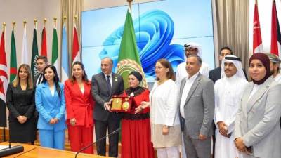 تكريم مشيرة أبوغالي ومنحها وسام رواد العمل العربي تقديرًا لمسيرتها في العمل الشبابي