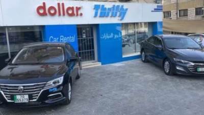 (دولار وثريفتي) لتأجير السيارات في دولة الإمارات.. تطوران من تواصلهما مع العملاء